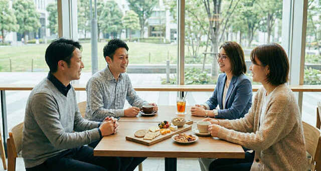 男女2:2テーブル談笑シーン